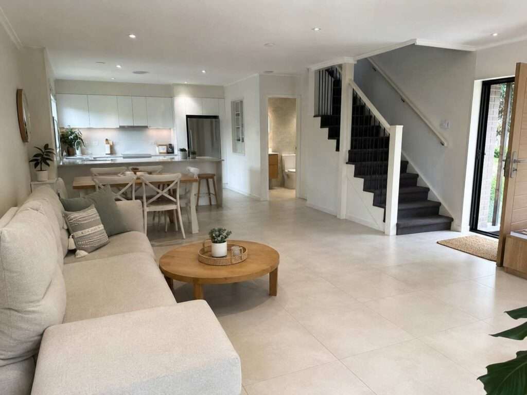 Freshly deep-cleaned modern townhouse open-plan living area in Cronulla with spotless floors, tidy kitchen, and natural coastal light.